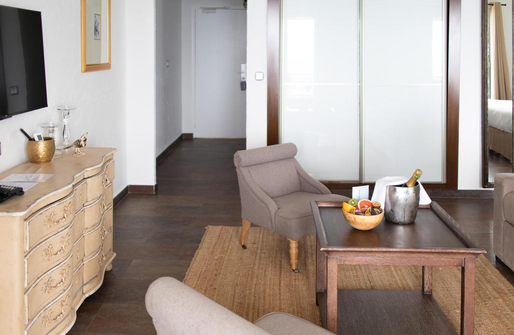 Surplage Hotel Cavaliere Le Lavandou Bagian luar foto
